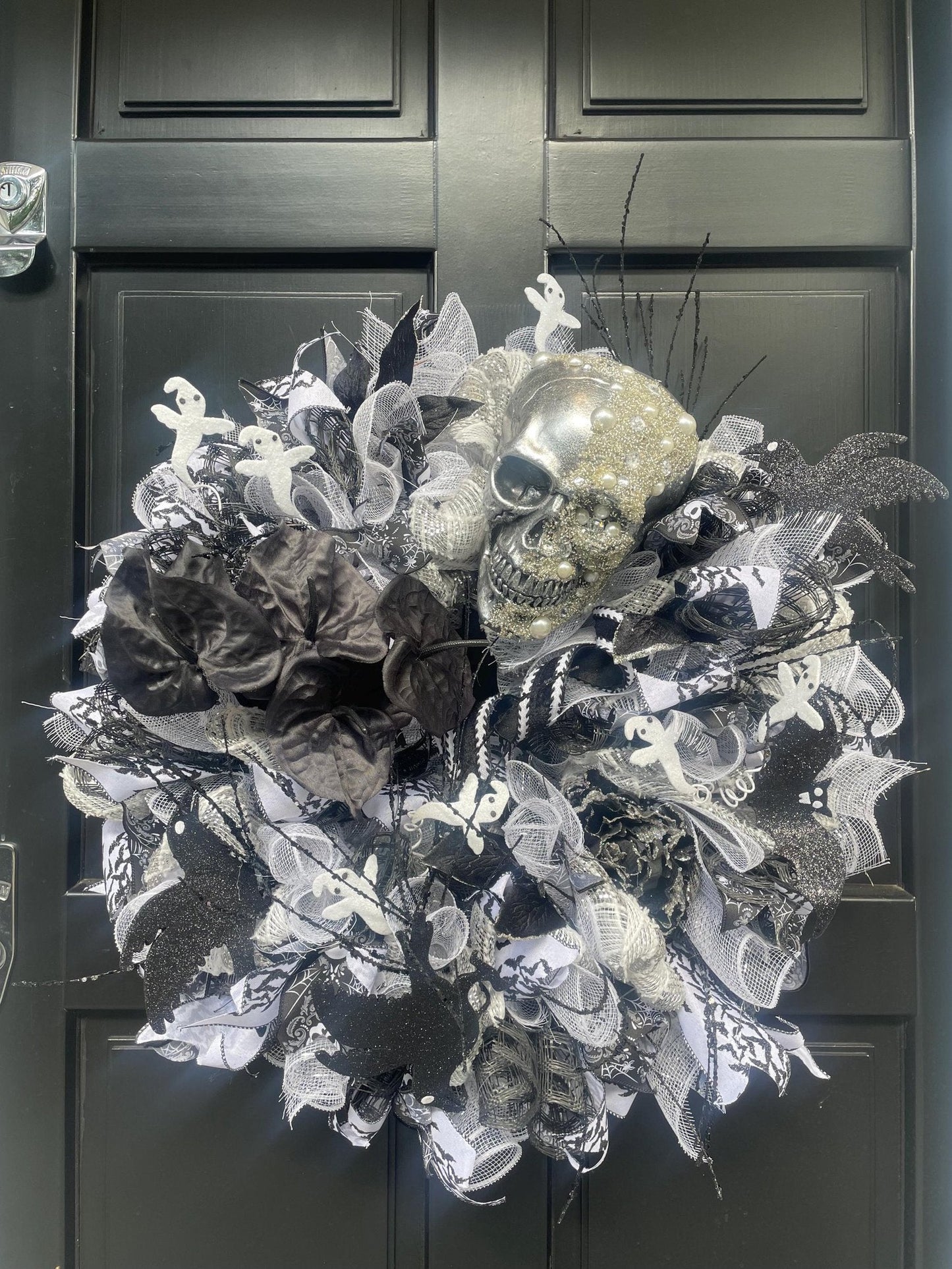 Luxury Pearl Skull Halloween Wreath | Black & White Gothic Front Door Decor | 60cm (24")