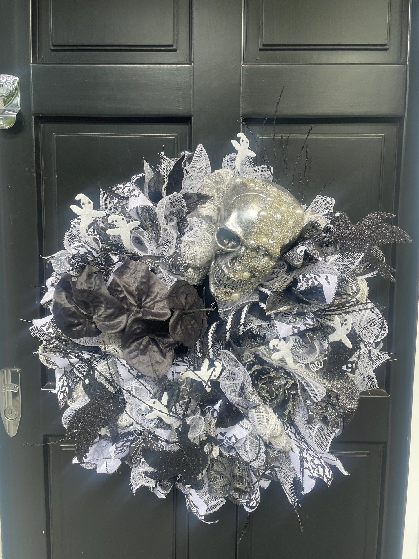 Luxury Pearl Skull Halloween Wreath | Black & White Gothic Front Door Decor | 60cm (24")
