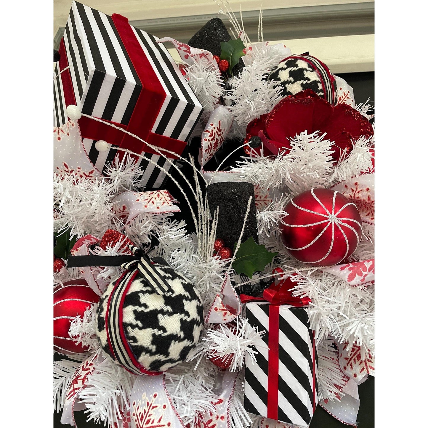 Red White Black Christmas Wreath Front Door Glam Deco Home Decorations Xmas Winter Mantle Decor Holiday Wreath Modern Swag Fireplace Wall