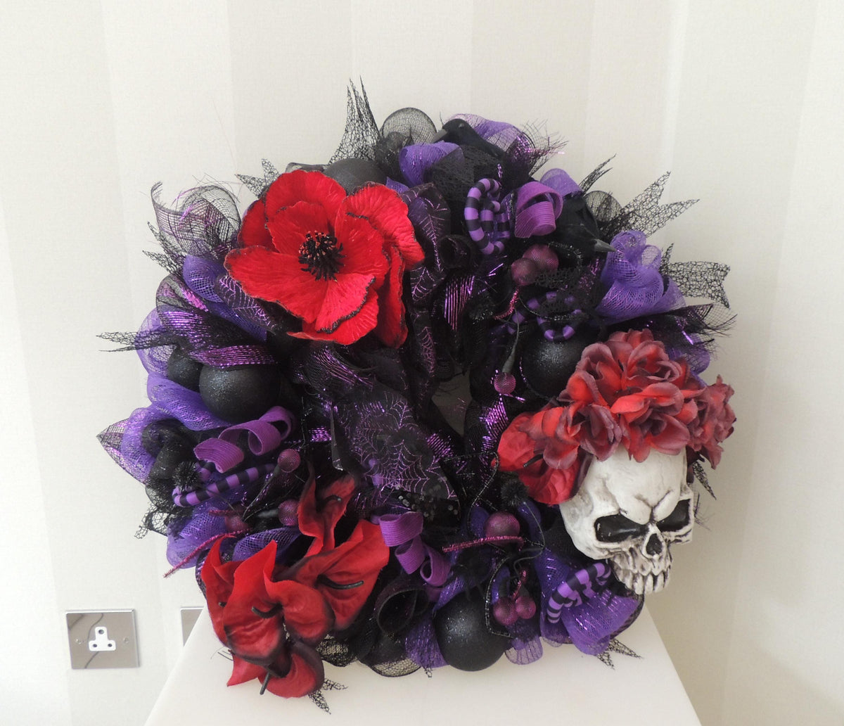 Skull and Roses Halloween Wreath for Front Door, Gothic Floral Halloween Decor, Purple Handmade Spooky Autumn Wreath, Glam Skull Door Swag