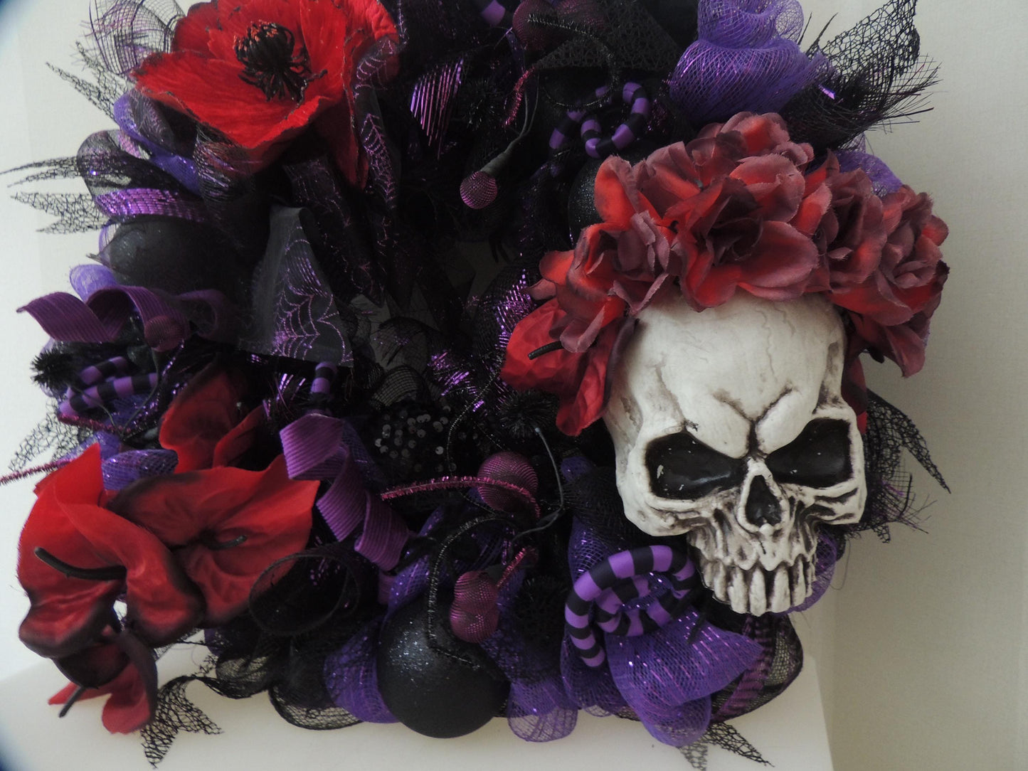 Skull and Roses Halloween Wreath for Front Door, Gothic Floral Halloween Decor, Purple Handmade Spooky Autumn Wreath, Glam Skull Door Swag