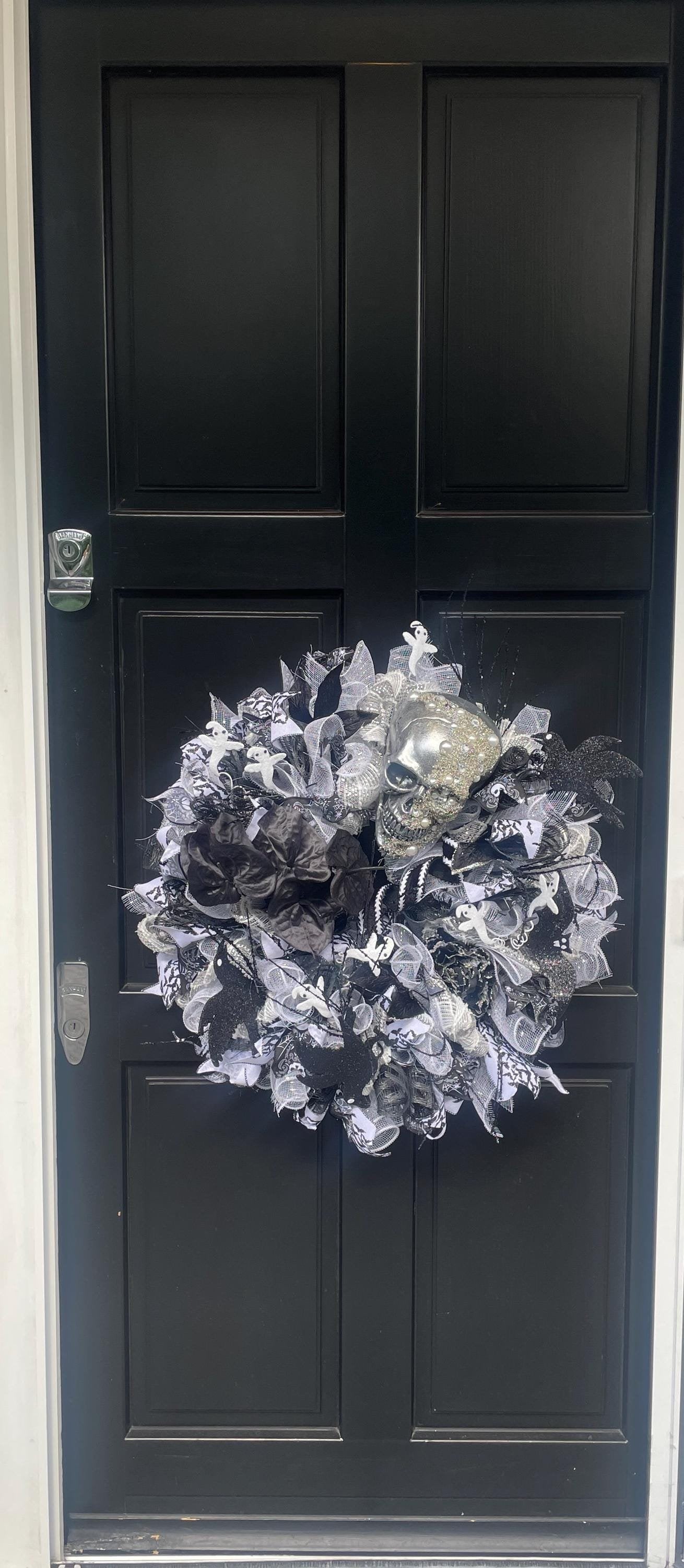 Luxury Pearl Skull Halloween Wreath | Black & White Gothic Front Door Decor | 60cm (24")