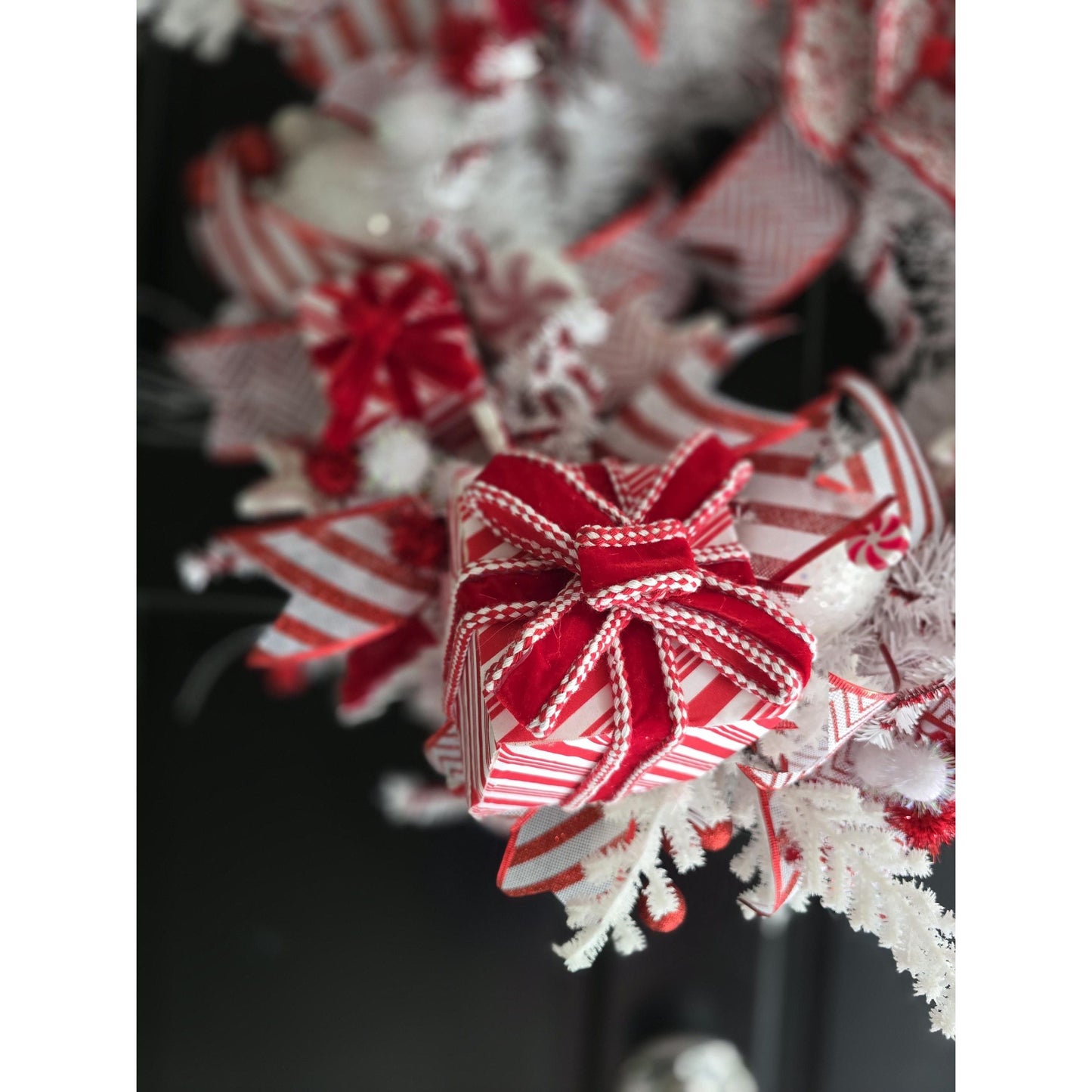 Luxury XL Candy Cane Red White Candy Gift Christmas Wreath Front Door Elegant Home Decorations Xmas Mantle Decor Holiday Wreath Advent Swag