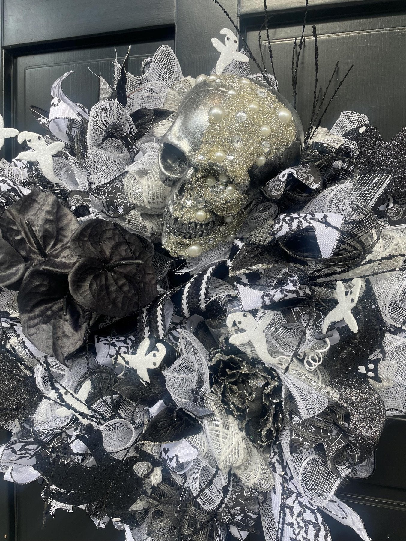Luxury Pearl Skull Halloween Wreath | Black & White Gothic Front Door Decor | 60cm (24")