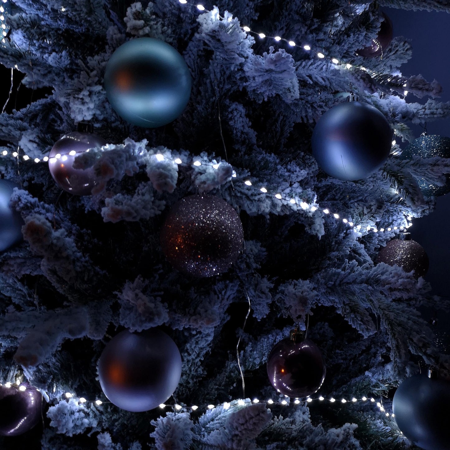 Premier 9.6m Compact MicroBrights Christmas Lights with 600 LEDs in White