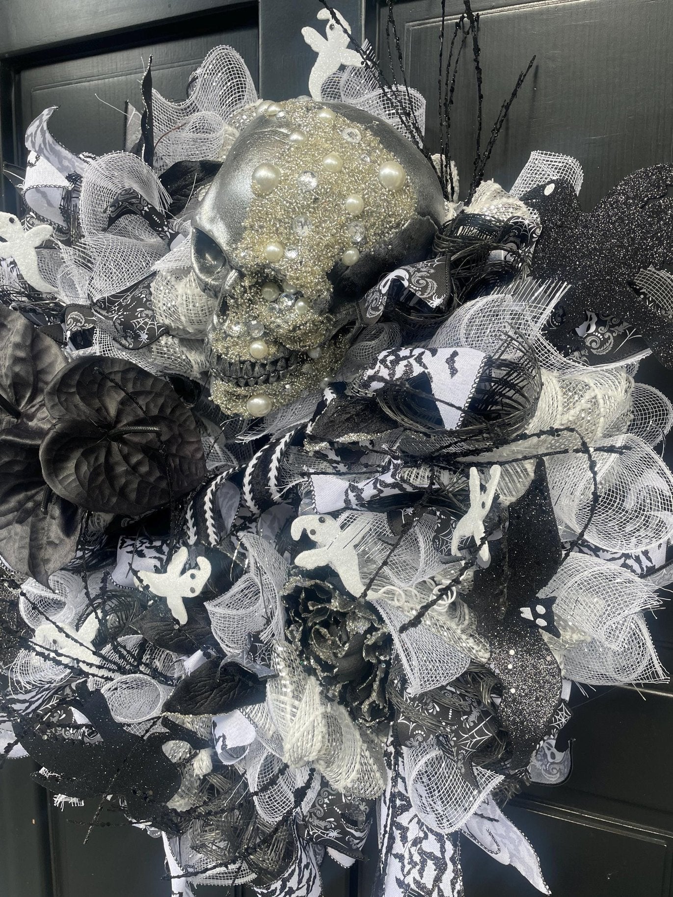 Luxury Pearl Skull Halloween Wreath | Black & White Gothic Front Door Decor | 60cm (24")
