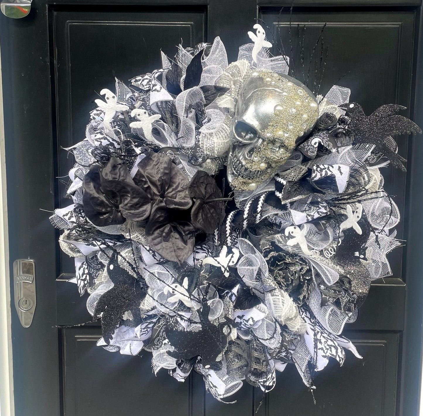 Luxury Pearl Skull Halloween Wreath | Black & White Gothic Front Door Decor | 60cm (24")